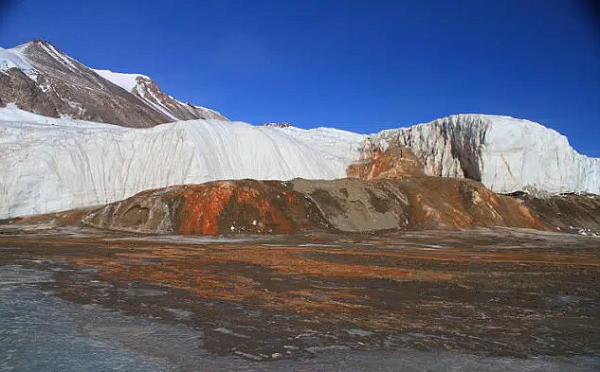 Những nhà nghiên cứu ở Đại học Alaska Fairbanks và Colorado (Mỹ) cho hay, họ đã giải mã được nguồn gốc nước xuất hiện trên sông băng Taylor và thác máu tại Nam Cực này.