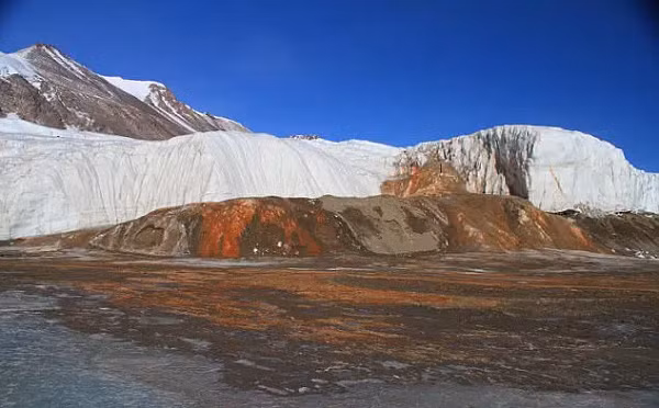Những nhà nghiên cứu ở Đại học Alaska Fairbanks và Colorado (Mỹ) cho hay, họ đã giải mã được nguồn gốc nước xuất hiện trên sông băng Taylor và thác máu tại Nam Cực này.