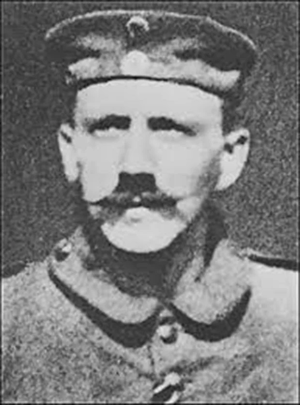 Hình ảnh Hittler sau khi cố cắt bộ ria của mình cho giống nhân vật Gas Mask.