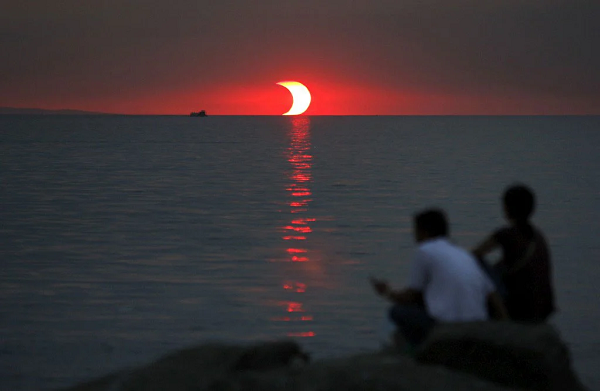 Đây là khung cảnh xảy ra khi hoàng hôn và nhật thực xuất hiện cùng lúc.