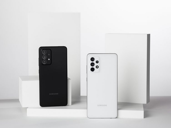 Galaxy A52 và A72 là cặp smartphone tầm trung hiếm hoi được trang bị chuẩn chống nước IP67. Cả hai máy đều có thể ở dưới nước 1 mét trong tối đa 30 phút mà không lo bị nước lọt vào bên trong.