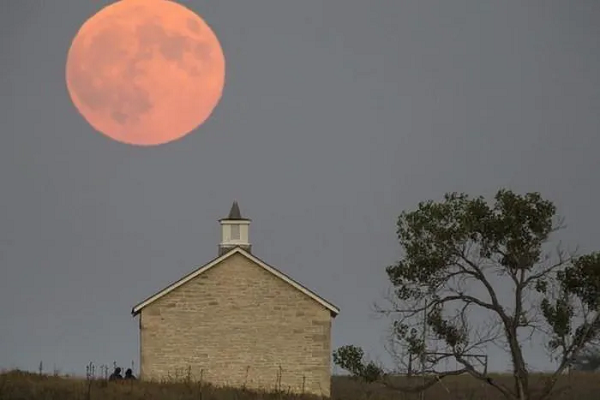 Nếu bạn muốn quan sát thêm những hiện tượng thiên văn khác trên bầu trời thì hãy trang bị cho mình một chiếc ống nhòm hoặc kính thiên văn.