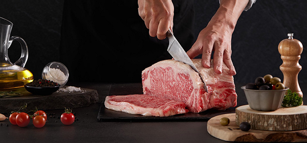 Những con bò xuất chuồng phải được mổ ngay tại khu vực chăn nuôi, sau đó đóng dấu cơ quan chuyên trách Nhật Bản. Những con bò đủ tiêu chuẩn được mang bán đấu giá. Con ngon nhất chỉ có tổng lượng thịt khoảng 470 kg, mức giá tương đương 1 tỷ đồng.