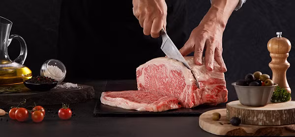 Những con bò xuất chuồng phải được mổ ngay tại khu vực chăn nuôi, sau đó đóng dấu cơ quan chuyên trách Nhật Bản. Những con bò đủ tiêu chuẩn được mang bán đấu giá. Con ngon nhất chỉ có tổng lượng thịt khoảng 470 kg, mức giá tương đương 1 tỷ đồng.