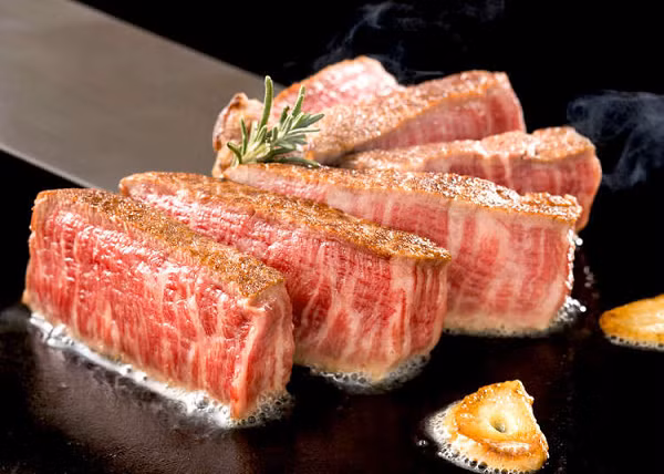 Vậy điều gì khiến giá thành của loại thịt bỏ này đắt đỏ đến như vậy? Wagyu trong tiếng Nhật có nghĩa là “bò Nhật Bản” (“wa” là “Nhật” còn “gyu” là “bò”). Wagyu chỉ là tên gọi chung cho các loại thịt bò Nhật Bản.