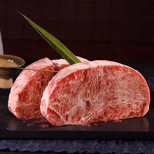 Vào khoảng tháng 8 đến tháng 10 hàng năm, khi nhiệt độ ngoài trời lên tới 30 độ C, những con bò thường bị nóng và điều này khiến chúng bỏ ăn. Khi đó, người nuôi sẽ cho bò uống bia để kích thích vị giác của chúng, đồng thời giúp thức ăn dễ tiêu hóa hơn.