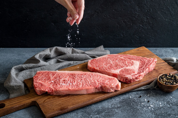 Tại Nhật Bản, thịt bò Wagyu được cấp giấy chứng nhận từ A3 - A5 mới được phép phân phối vào thị trường. Thịt bò đạt tem chứng nhận loại A5 có giá bán cao nhất.