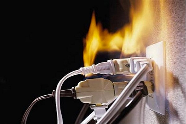 Để đảm bảo an toàn khi sử dụng điện trong gia đình, vị trí đặt cầu dao, cầu chì, công tắc, ổ cắm điện phải là nơi cao ráo, đảm bảo thuận tiện khi sử dụng. Đối với những hộ gia đình có trẻ nhỏ hoặc nằm trong vùng có thể bị ngập nước cần lưu ý đặt cao hơn nền và sàn nhà ít nhất 1,4 mét.