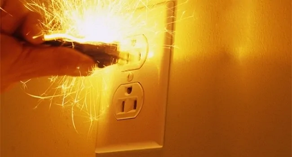 Dù đắt hơn loại cầu chì tự động chỉ có cơ cấu ngắt điện bằng nhiệt, nhưng nó đáp ứng sự an toàn khi có nối tắt hay chập điện.