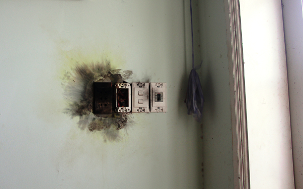 Phải lắp cầu dao hay aptomat ở đầu đường dây điện chính, phụ trong nhà. Lắp thêm cầu chì ở trước các ổ cắm điện để ngắt dòng điện khi có chạm chập, ngăn ngừa phát hoả do điện.