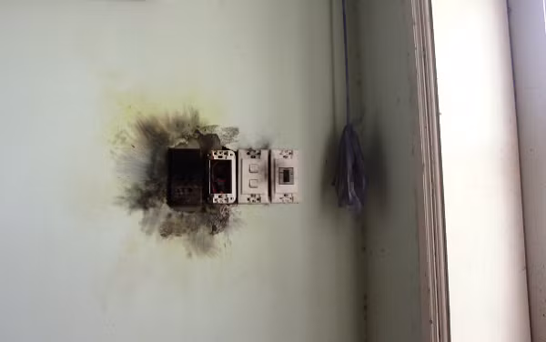 Phải lắp cầu dao hay aptomat ở đầu đường dây điện chính, phụ trong nhà. Lắp thêm cầu chì ở trước các ổ cắm điện để ngắt dòng điện khi có chạm chập, ngăn ngừa phát hoả do điện.