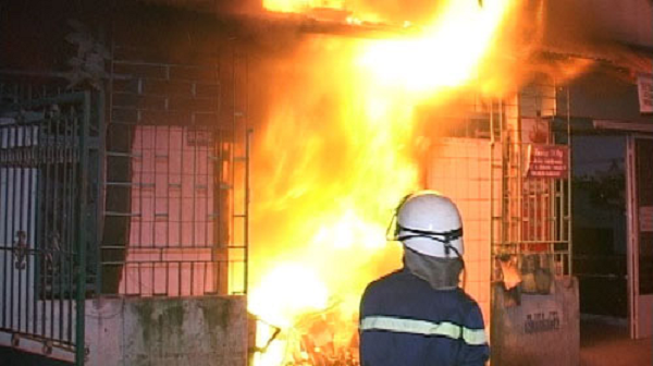 Với các gia đình có hệ thống điện cũ, cần thay thế dần các loại cầu chì đời cũ không an toàn. Trong đó, cầu chì tự động chỉ bảo vệ quá tải, không có bộ phận ngắt điện nhanh chóng bằng điện từ khi có chập điện, ngắn mạch.