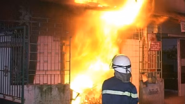 Với các gia đình có hệ thống điện cũ, cần thay thế dần các loại cầu chì đời cũ không an toàn. Trong đó, cầu chì tự động chỉ bảo vệ quá tải, không có bộ phận ngắt điện nhanh chóng bằng điện từ khi có chập điện, ngắn mạch.