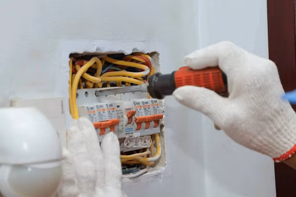 Dây điện trong nhà phải được đặt trong ống cách điện và dùng loại dây có vỏ bọc cách điện, có tiết diện dây đủ lớn để dây điện không bị quá tải gây chạm chập, phát hoả trong nhà.