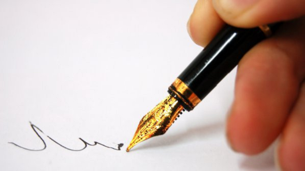 Nét gạch dưới chữ ký hướng lên chứng tỏ đây là người ý thức tốt về giá trị của bản thân, có xu hướng tự trọng rất cao nhưng lại biết cách cư xử chừng mực trong các mối quan hệ xã hội.