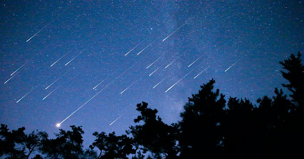 Mỗi năm, mưa sao băng Lyrids diễn ra khi trái đất của chúng ta đi qua vệt bụi phía sau sao chổi C/C/1861 G1 Thatcher. Sao chổi này được nhìn thấy lần cuối vào thế kỷ 19 và sẽ không đi qua hệ mặt trời trong hơn hai thế kỷ nữa.