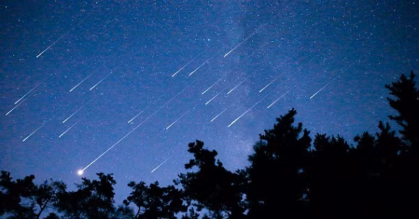 Mỗi năm, mưa sao băng Lyrids diễn ra khi trái đất của chúng ta đi qua vệt bụi phía sau sao chổi C/C/1861 G1 Thatcher. Sao chổi này được nhìn thấy lần cuối vào thế kỷ 19 và sẽ không đi qua hệ mặt trời trong hơn hai thế kỷ nữa.