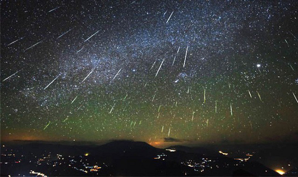 Để ngắm mưa sao băng đẹp nhất, hãy tránh xa những nơi có ánh sáng mạnh, chói, và tìm một vị trí đẹp với tầm nhìn bao quát, không bị cản trở của bầu trời đêm. Sau đó để mắt điều chỉnh, thư giãn và chiêm ngưỡng.