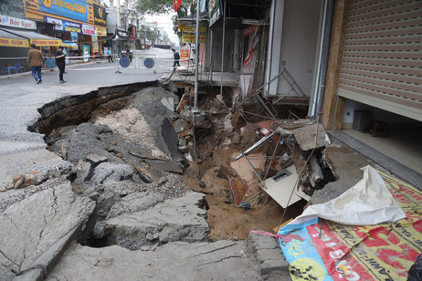 Nguyên nhân xuất hiện "hố tử thần” ban đầu được xác định là hiện tượng sụt lún nhưng chủ yếu do hoạt động nước ngầm. Cũng có thể do sự co ngót của các lớp đất, đá trẻ ở dưới nền móng.