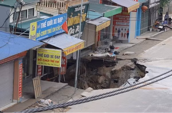 "Hố tử thần" là hiện tượng sụt lún địa chất ở những khu vực có cấu trúc địa chất đặc biệt: trên nền đất mềm, kém ổn định, dễ bị xói mòn hay có độ rỗng dưới lòng đất nên có thể bị sụt lún bất cứ lúc nào.