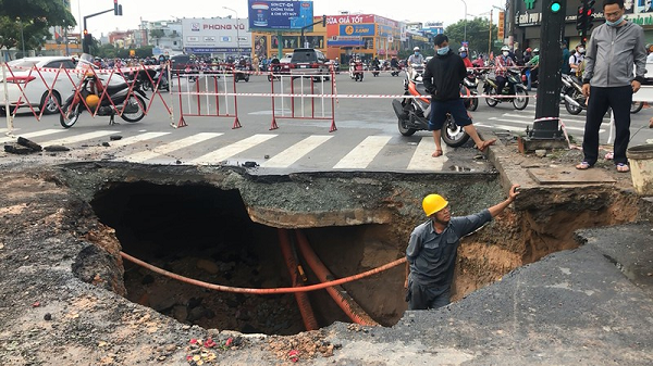 Việc xuất hiện những "hố tử thần" là dấu hiệu cảnh báo nền đất ở khu vực đó đang gặp vấn đề cần khắc phục. Bên cạnh đó, nó cũng khiến đường xá, nhà cửa của người dân bên rìa hố bị hư hại nặng nề.