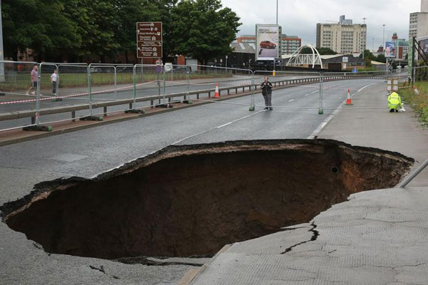 Các dư chấn động đất nhỏ hay trận mưa lớn cũng có thể khiến lớp đất đá đột ngột tan rã thành nhiều mảnh dưới lòng đất, gây nên sụt lún bất ngờ.