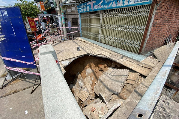 Đến ngày 14/4, trên vỉa hè đường Kha Vạn Cân, bên cạnh cầu Ngang, phường Linh Đông (TP Thủ Đức, TP.HCM), bất ngờ lộ vết nứt rồi sụt lún tạo thành hố sâu khoảng 2m và rộng 3m.