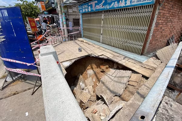 Đến ngày 14/4, trên vỉa hè đường Kha Vạn Cân, bên cạnh cầu Ngang, phường Linh Đông (TP Thủ Đức, TP.HCM), bất ngờ lộ vết nứt rồi sụt lún tạo thành hố sâu khoảng 2m và rộng 3m.