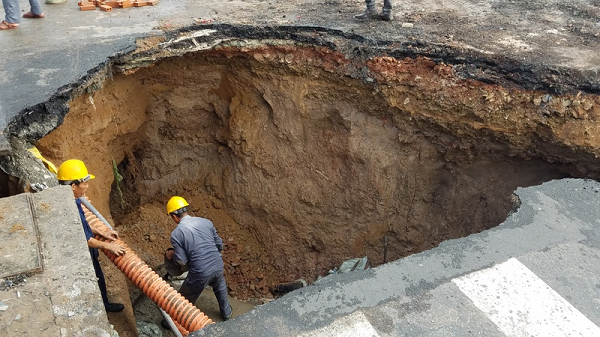 Khi nhận thấy khu vực có rung chấn do vụ nổ ngầm, tạo khe nứt hay một vài dấu hiệu như bề mặt xói mòn, đất trũng, cây cối nghiêng ngả, cửa chính, cửa sổ đóng không khít thì người dân cần báo cho chính quyền địa phương và di chuyển khỏi địa điểm đó bởi rất có thể, hiện tượng sụt lún sẽ xảy ra.