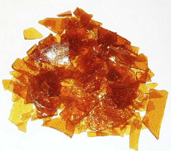 Sơn cánh kiến sau khi điều chế từ cánh kiến đỏ quét lên bề mặt đồ gỗ sẽ tạo bề mặt bóng bẩy, màu sắc tươi tắn, hấp dẫn. Đây cũng là công dụng phổ biến nhất của loại sản vật này.