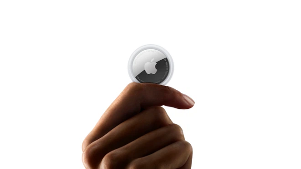 AirTag được tích hợp sẵn loa để có thể phát ra âm thanh giúp người dùng dễ dàng xác định vị trí và tìm kiếm đồ đạc bị thất lạc. AirTag có khả năng chống nước và bụi tiêu chiêu chuẩn IP67