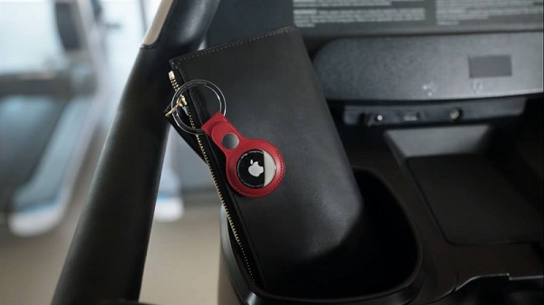 AirTag có cách kết nối và sử dụng đơn giản tương tự như các tai nghe AirPods. Chỉ cần mang đến gần iPhone, nó sẽ tự khởi động quá trình thiết lập