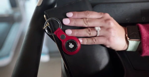 Khi người dùng di chuyển đi kiếm đồ vật thì iPhone sẽ kích hoạt cùng lúc camera, ARKit, gia tốc kế và con xoay hồi chuyển để hướng dẫn người dùng thông qua âm thanh, phản hồi rung và hình ảnh.