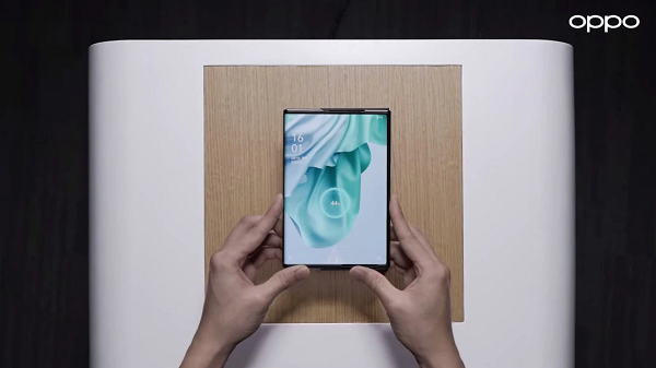 Tại sự kiện MWC Thượng Hải, Oppo đã trình diễn công nghệ sạc không dây mới qua không khí có tên Wireless Air Charging. Công nghệ sạc Wireless Air Charging của Oppo có thể đạt công suất 7,5W. Con số này cao hơn một chút so với 5W của công nghệ sạc tương tự Mi Air Charge do Xiaomi phát triển.