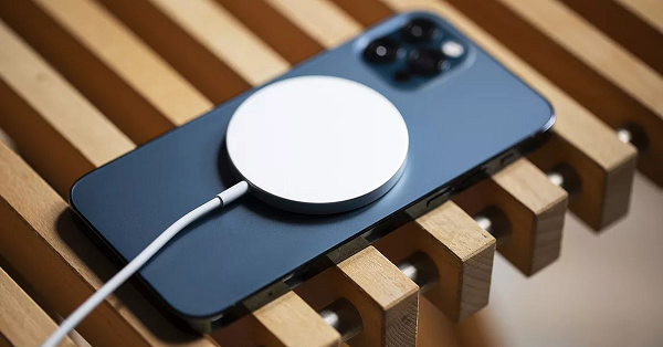 Với việc tăng công suất sạc không dây MagSafe cho iPhone lên đến 15 watt (so với 7,5 watt trên iPhone 11), iPhone 12 (và có lẽ là những mẫu iPhone trong tương lai) sẽ có tốc độ sạc không dây ngang hàng với những dòng điện thoại flagship của các hãng khác.