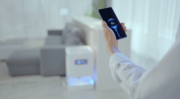 Xiaomi sử dụng một bộ phát tín hiệu được tích hợp 5 ăng-ten, cho phép xác định chính xác vị trí của các thiết bị cần sạc pin để biết được thiết bị có nằm trong phạm vi sạc hay không. Một bảng điều khiển bao gồm 144 ăng-ten khác sẽ truyền chính xác các chùm sóng có bước sóng lớn đến các thiết bị có hỗ trợ công nghệ sạc Mi Air Charge.