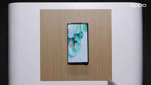 Điểm nhấn của công nghệ này là hiệu quả sạc không bị ảnh hưởng bởi các chướng ngại vật. Vì thế, người dùng có thể dễ dàng sạc thiết bị ở bất kỳ đâu, miễn là đứng ở gần trạm sạc.