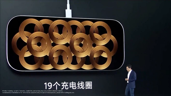 Chiếc đế sạc này bao gồm 19 cuộn dây bên trong, một thiết kế cũng rất giống với AirPower. Đế sạc của Xiaomi cung cấp công suất sạc không dây 20W, cho phép người dùng sạc 3 thiết bị bất kỳ với chuẩn không dây Qi.