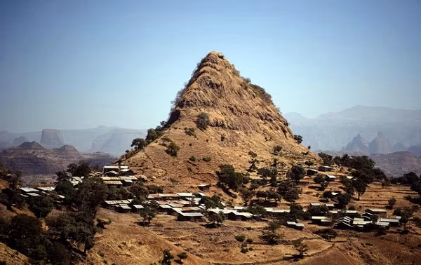  Ethiopia là quốc gia đông dân thứ hai ở Châu Phi. Tọa lạc ở một ngã tư giữa các nền văn minh của Bắc Phi, Trung Đông và Châu Phi cận Sahara.