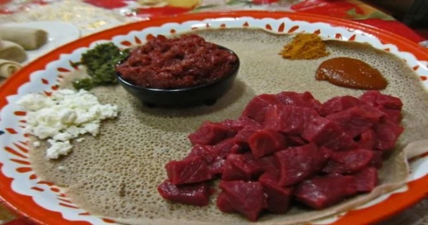 Thịt sống được coi là sơn hào hải vị của Ethiopia. Loại thịt được dùng để ăn sống nhiều nhất là thịt bò. Ngoài ra còn có thịt dê, nhưng giá thành của nó hơi cao nên người ta sẽ ăn vào những dịp đặc biệt.