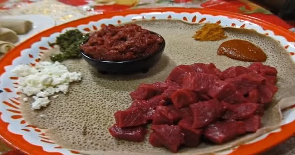 Thịt sống được coi là sơn hào hải vị của Ethiopia. Loại thịt được dùng để ăn sống nhiều nhất là thịt bò. Ngoài ra còn có thịt dê, nhưng giá thành của nó hơi cao nên người ta sẽ ăn vào những dịp đặc biệt.