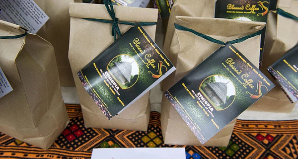 Tỉnh Kaffa của Ethiopia chính là vùng đất khởi nguyên của cây cà phê, đặc biệt nổi tiếng với loại cà phê Arabica. Cà phê mang đến nguồn thu nhập chính và là thức uống quen thuộc vào mỗi sáng của người dân trong vùng, ngay cả những đứa trẻ nhỏ cũng thích thú với loại đồ uống này.