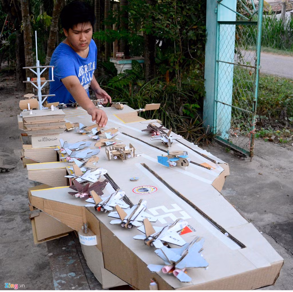 Thanh cho biết, sau khi học xong cấp 3, cậu sẽ tiếp tục tìm hiểu, sáng tạo làm ra nhiều loại tàu, máy bay và cả xe tăng từ loại vật liệu này. "Mong muốn của em là có thể thi vào học trường kỹ thuật, sau này sẽ góp phần chế tạo được những chiếc tàu chiến thực tế cho đất nước", cậu bé quê đất thép Củ Chi chia sẻ.