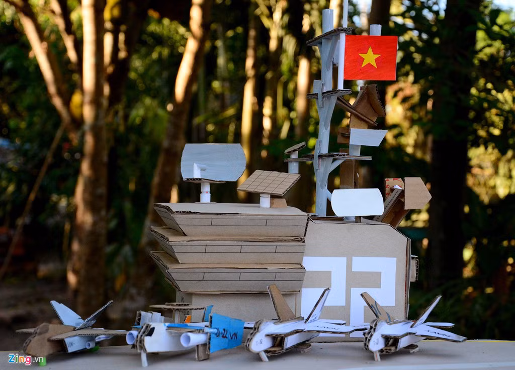 Đài chỉ huy có hệ thống ra-đa, các tầng chỉ huy, treo cờ Tổ quốc. Thanh cho biết, em đã mất một tháng để hoàn thiện sản phẩm này.