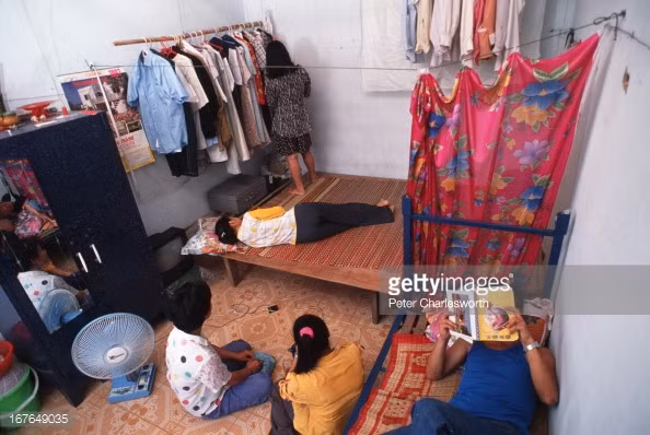 Trong phòng trọ của những người công nhân nhà máy giày Nike, 1997.