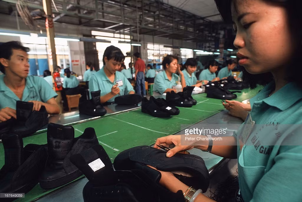 Công nhân nhà máy giày Reebook ở TP HCM, 1997.