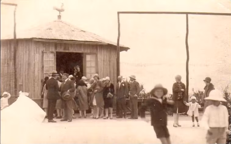 Những người Pháp thích thú với bầu không khí ôn đới trên đỉnh Bà Nà.