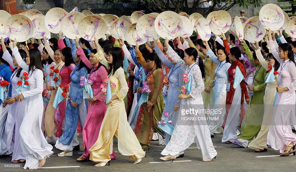 Đoàn phụ nữ diễu hành ở quảng trường Ba Đình sáng 2/9/2005.