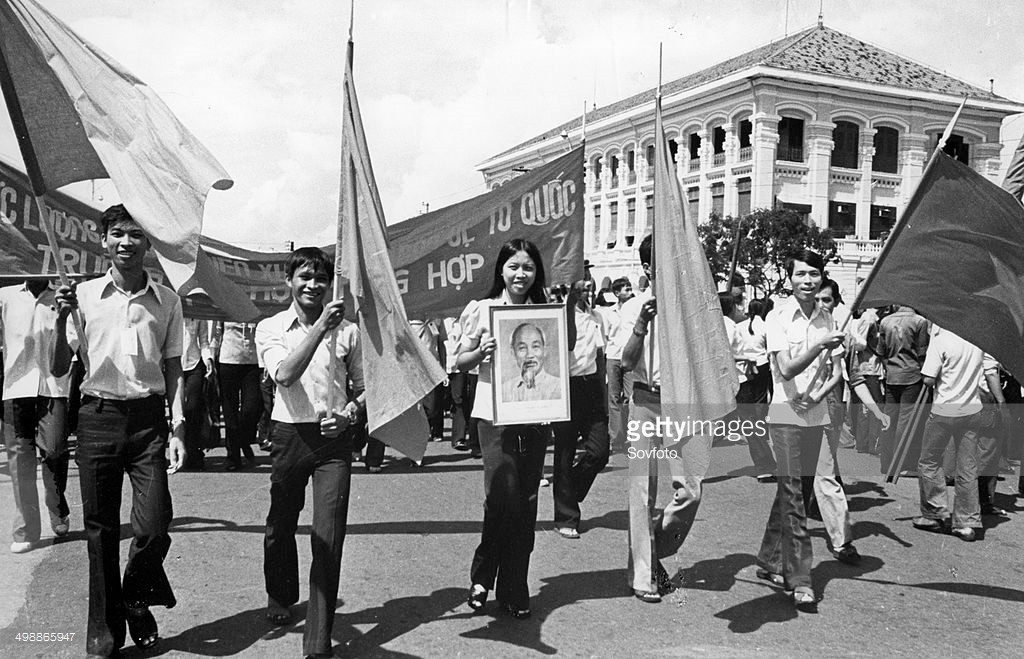 Các sinh viên tham gia diễu hành trên đường phố trong ngày Quốc khánh 2/9 ở TP HCM năm 1978.