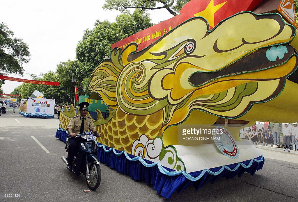 Chiếc xe hình đầu rồng di chuyển trên đường phố Hà Nội trong buổi diễu hành mừng ngày Quốc khánh năm 2004.